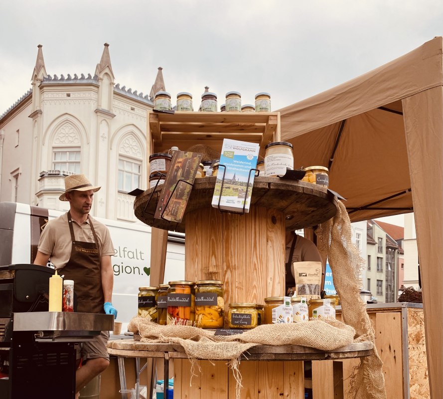 De regionale winkel WOLFGRAMM is ook vertegenwoordigd op regionale markten in Greifswald en omgeving. De producten kunnen daar ook worden geproefd. // © Dörte Wolfgramm-Stühmeyer De regionale winkel WOLFGRAMM is ook vertegenwoordigd op regionale markten in Greifswald en omgeving. De producten kunnen daar ook worden geproefd. // © Dörte Wolfgramm-Stühmeyer