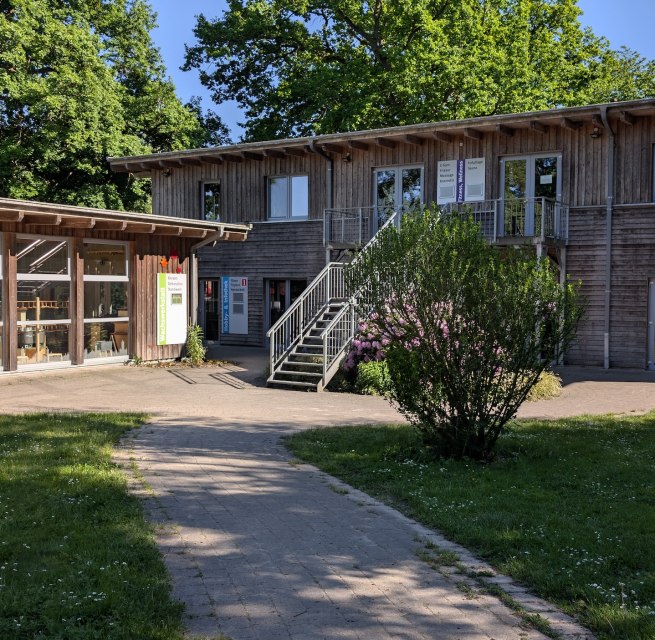 as Kreativzentrum ist das Herzst&uuml;ck unseres Campingplatzes. Der Geb&auml;udekomplex beherbergt unsere Kerzenzieherei, eine T&ouml;pferei, einen Yogaraum, die Spielbude, ein Fitnessstudio und eine Sauna auf zwei Etagen. Vor dem Geb&auml;ude befindet sich ein kleiner Platz mit viel Gr&uuml;nfl&auml;che auf dem wir gerne einige Feste veranstalten und auch unsere mobilen Hofl&auml;den Halt machen und regionale Produkte an unsere G&auml;ste verkaufen. // &copy; Carla Pommerehne / Campingplatz Seehof GmbH