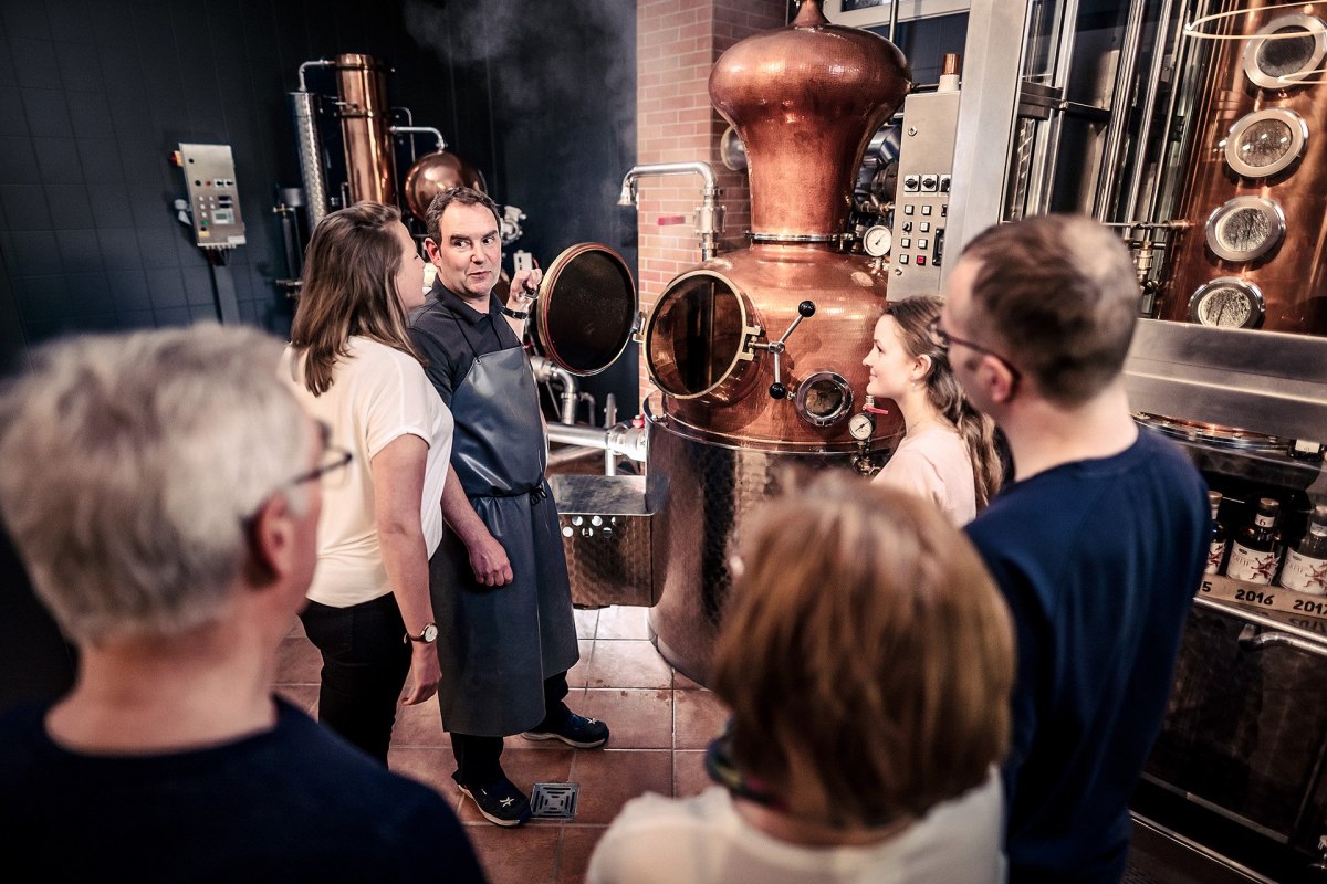 Bei regelmäßigen Führungen erfahren die Teilnehmer alles für die handwerkliche Herstellung der Störtebeker Single Malt Whiskys. // © Störtebeker Brennerei GmbH Bei regelmäßigen Führungen erfahren die Teilnehmer alles für die handwerkliche Herstellung der Störtebeker Single Malt Whiskys. // © Störtebeker Brennerei GmbH