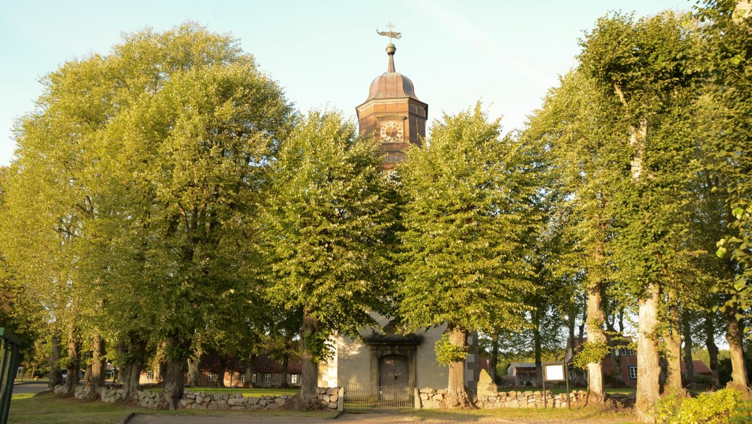 Blick auf den Turm der Kirche zu Warlitz, &copy; Tourismusverband Mecklenburg-Schwerin e.V.