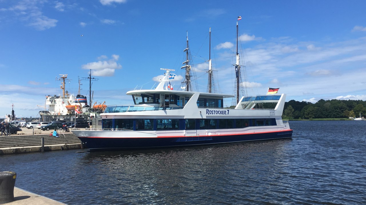 Mit dem Kapitän Olaf Schütt auf dem Flaggschiff "Rostocker 7" unterwegs. // © Rostocker Flotte/Olaf Schütt Mit dem Kapitän Olaf Schütt auf dem Flaggschiff "Rostocker 7" unterwegs. // © Rostocker Flotte/Olaf Schütt