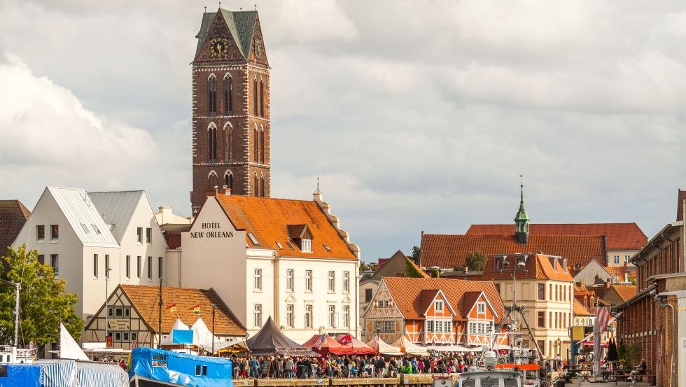 Nur der 80 m hohe Kirchturm ist als weithin sichtbares Wahr- und Seezeichen erhalten geblieben // © TZ Wismar, Alexander Rudolph Nur der 80 m hohe Kirchturm ist als weithin sichtbares Wahr- und Seezeichen erhalten geblieben // © TZ Wismar, Alexander Rudolph
