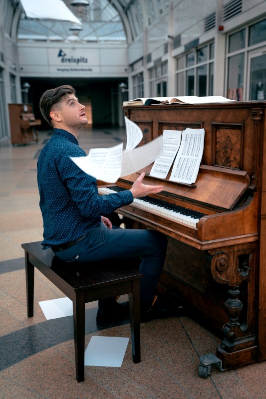Denisov aan de piano // © Denisov Denisov aan de piano // © Denisov
