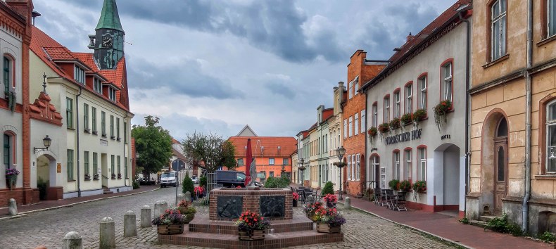 Marktplatz in der Altstadt mit Springbrunnen, Touristinformation und Rathaus // © Gabriele Riech Marktplatz in der Altstadt mit Springbrunnen, Touristinformation und Rathaus // © Gabriele Riech