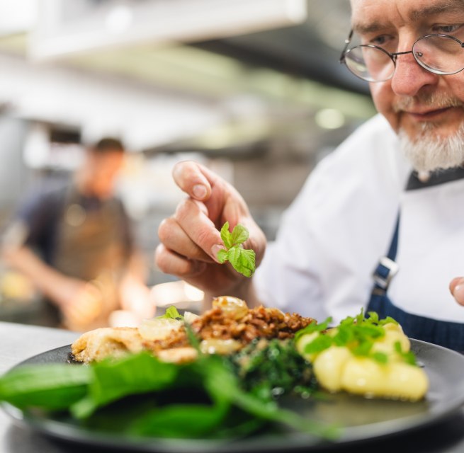 Als klap op de vuurpijl legt Frank Haarde de wilde kruiden op de vers gevangen schol.