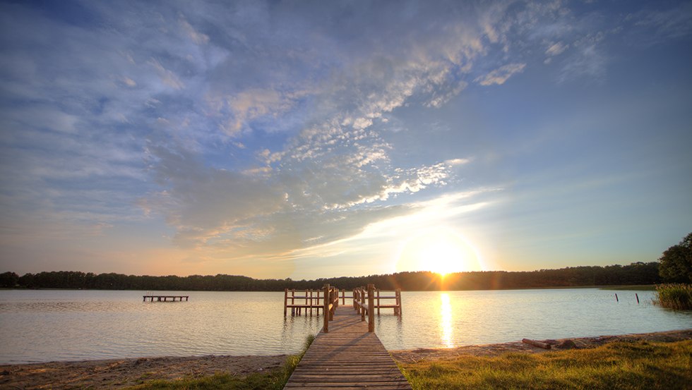 Zwemparadijs met steiger, zwemplateaus en ligweide direct in het Mirow vakantiepark. // &copy; Ferienpark Mirow GmbH