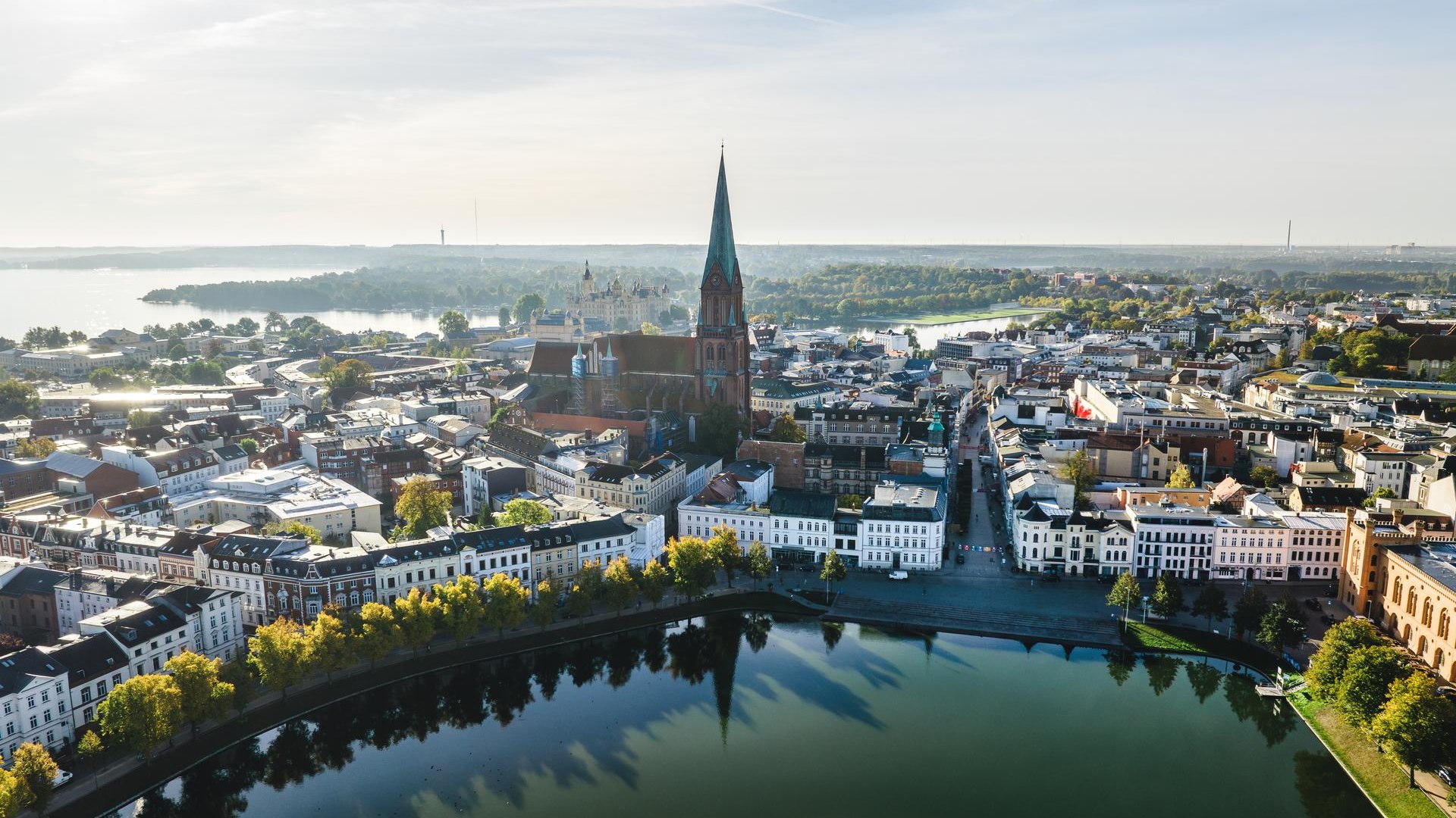 Schwerins centrum med domkirken set fra luften ved solopgang fra Pfaffenteich