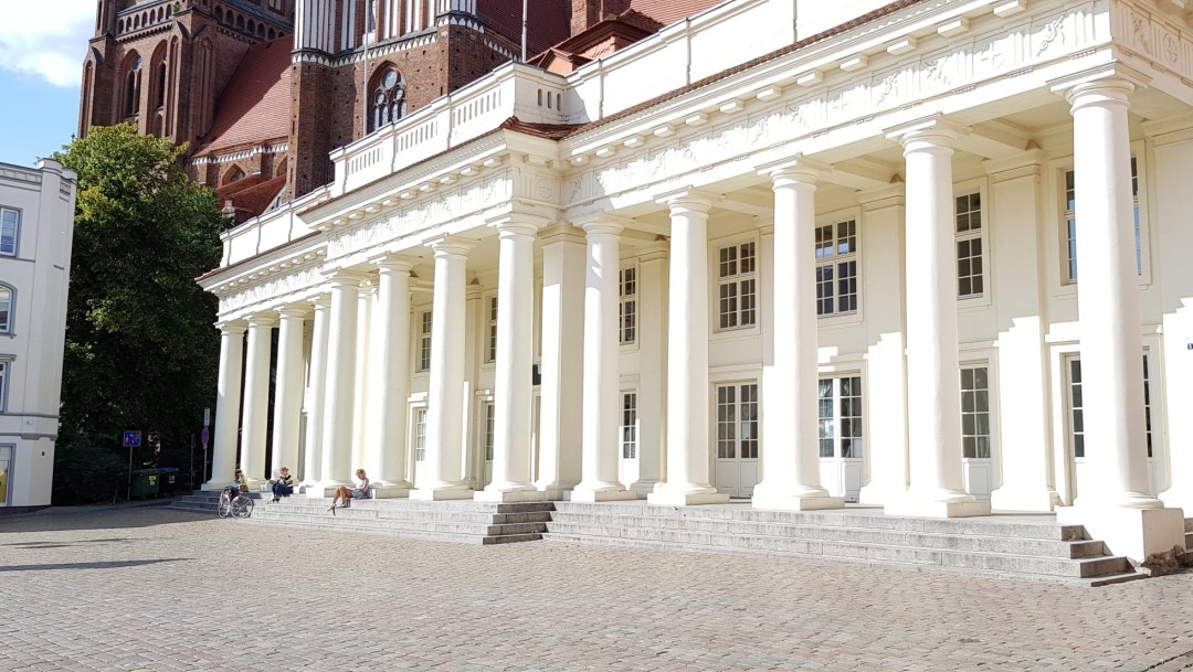 Das Säulengebäude am Markt in Schwerin, © Tourismusverband Mecklenburg-Schwerin Das Säulengebäude am Markt in Schwerin, © Tourismusverband Mecklenburg-Schwerin