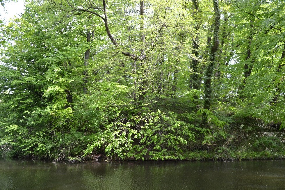 Erhebung des Turmh&uuml;gels am Wassergraben., &copy; Lutz Werner