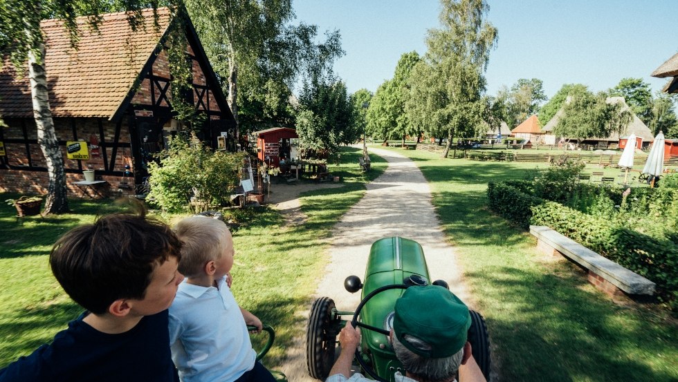 Mit dem Traktor aufs Feld – hier werden alle an der Hand genommen und können das Bauernhofleben entdecken. // © MV-T/Gaensicke Mit dem Traktor aufs Feld – hier werden alle an der Hand genommen und können das Bauernhofleben entdecken. // © MV-T/Gaensicke