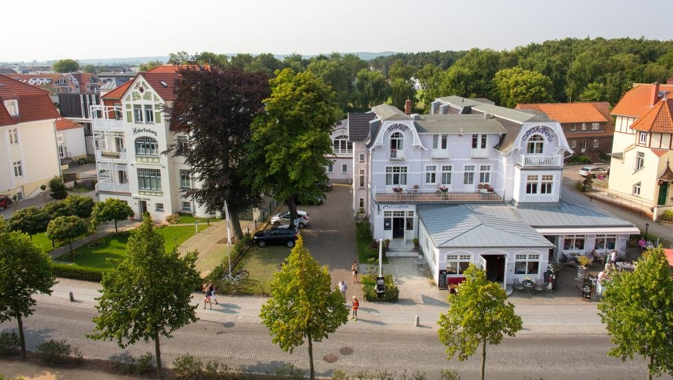 Außenansicht des Apparthotel Hubertusburg und des Hotels Strandperle // © Hubertusburg Kühlungsborn Außenansicht des Apparthotel Hubertusburg und des Hotels Strandperle // © Hubertusburg Kühlungsborn