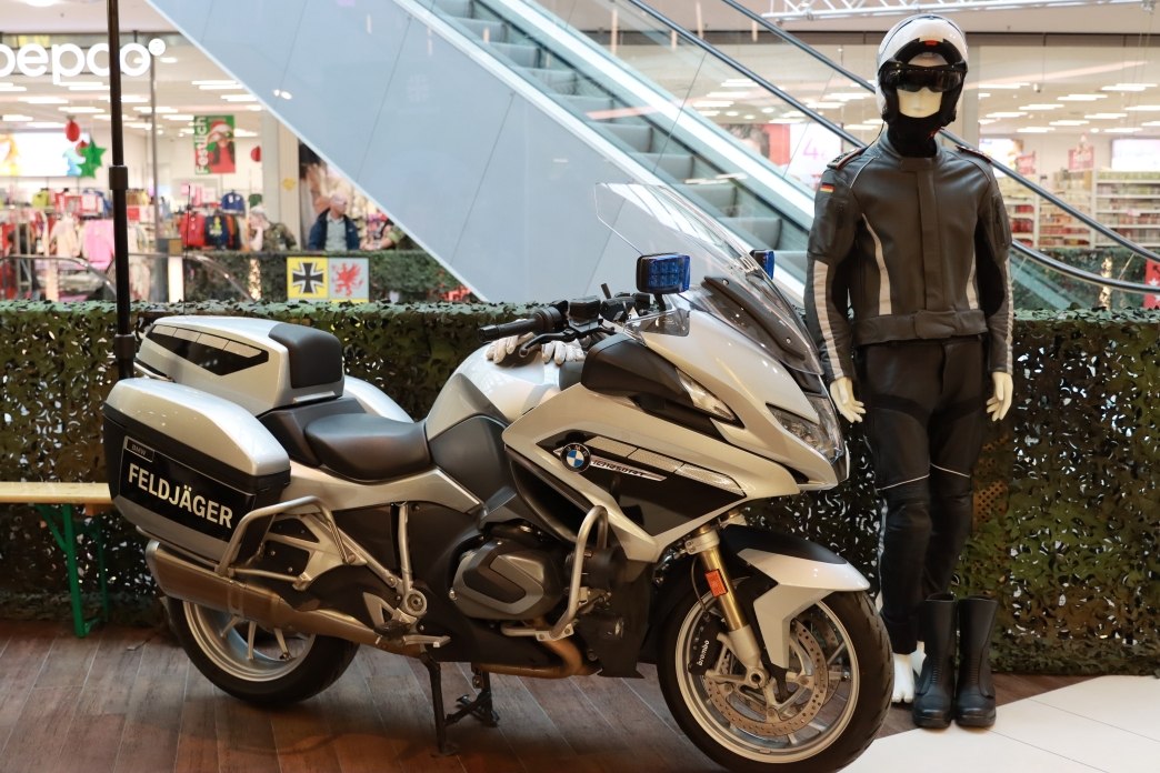 Feldjäger sind die Militärpolizei der Bundeswehr. Feldjäger fahren auch schwere Motorräder mit Blaulicht und Einsatzausstattung. // © Bundeswehr/Moldt Feldjäger sind die Militärpolizei der Bundeswehr. Feldjäger fahren auch schwere Motorräder mit Blaulicht und Einsatzausstattung. // © Bundeswehr/Moldt