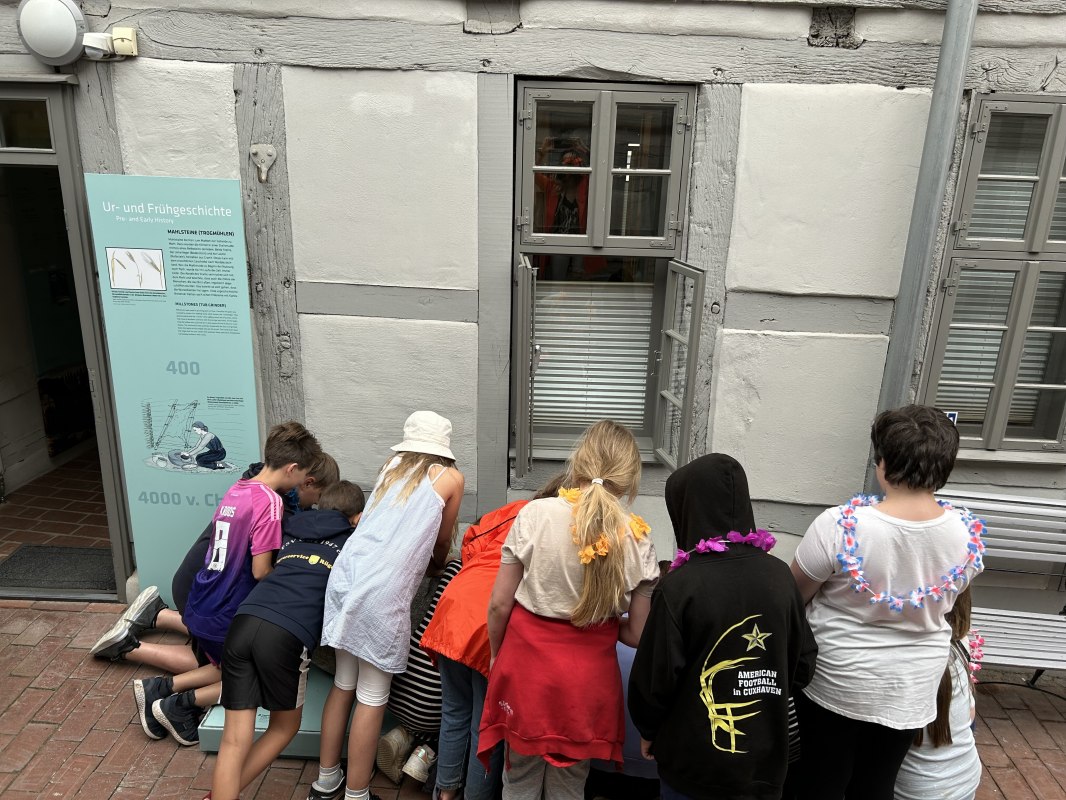 Mehl mahlen auf Trogm&uuml;hlen, &copy; Stefanie Wittassek