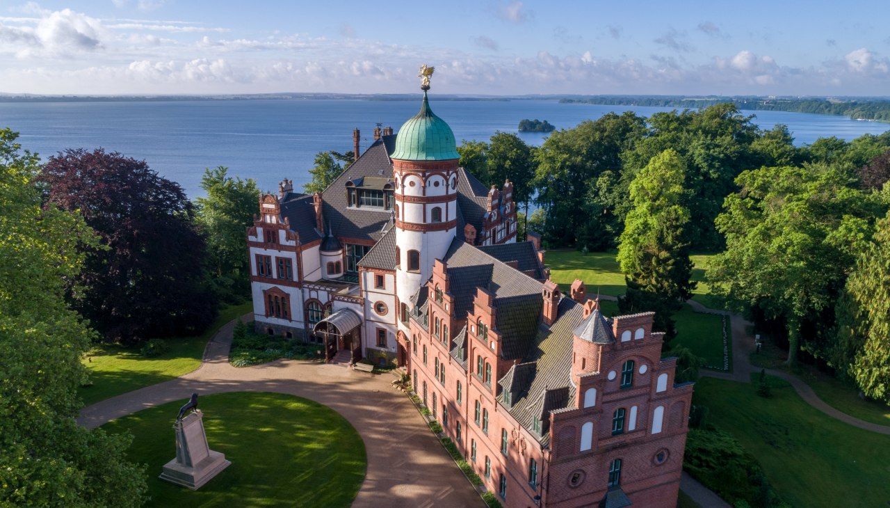 Außenansicht Schloss Wiligrad aus der Vogelperspektive, © SSGK MV / Funkhaus Creative Außenansicht Schloss Wiligrad aus der Vogelperspektive, © SSGK MV / Funkhaus Creative