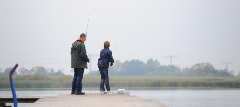 Vater und Sohn angeln gemeinsam am Eixener See im Landkreis Vorpommern-Rügen. // © MV-T/Foto@Andreas-Duerst.de Vater und Sohn angeln gemeinsam am Eixener See im Landkreis Vorpommern-Rügen. // © MV-T/Foto@Andreas-Duerst.de