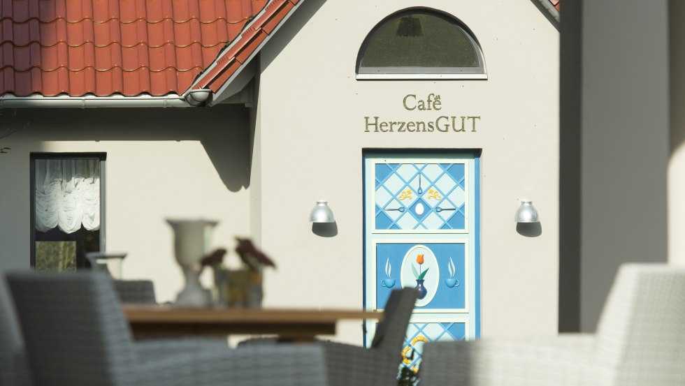 Das Café HerzensGUT lädt ein zu Kaffee & Selbstgebackenem. // © Stefan von Stengel Das Café HerzensGUT lädt ein zu Kaffee & Selbstgebackenem. // © Stefan von Stengel
