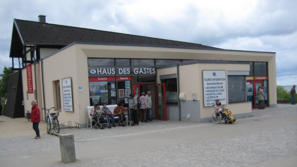Direkt an der Seebrücke in Bansin informiert das "Haus des Gastes" über den Ort. // © MV-T/Klüber Direkt an der Seebrücke in Bansin informiert das "Haus des Gastes" über den Ort. // © MV-T/Klüber
