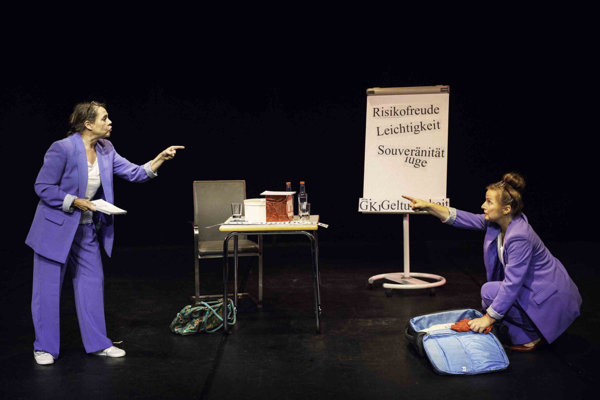 Heike Feist & Astrid Kohrs in »Gar nicht lügen ist auch keine Lösung« // © Pavol Putnoki Heike Feist & Astrid Kohrs in »Gar nicht lügen ist auch keine Lösung« // © Pavol Putnoki