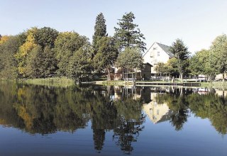 Herzlich Willkommen in unserem Forsthof direkt am See // &copy; Forsthof Schwarz/Fechner