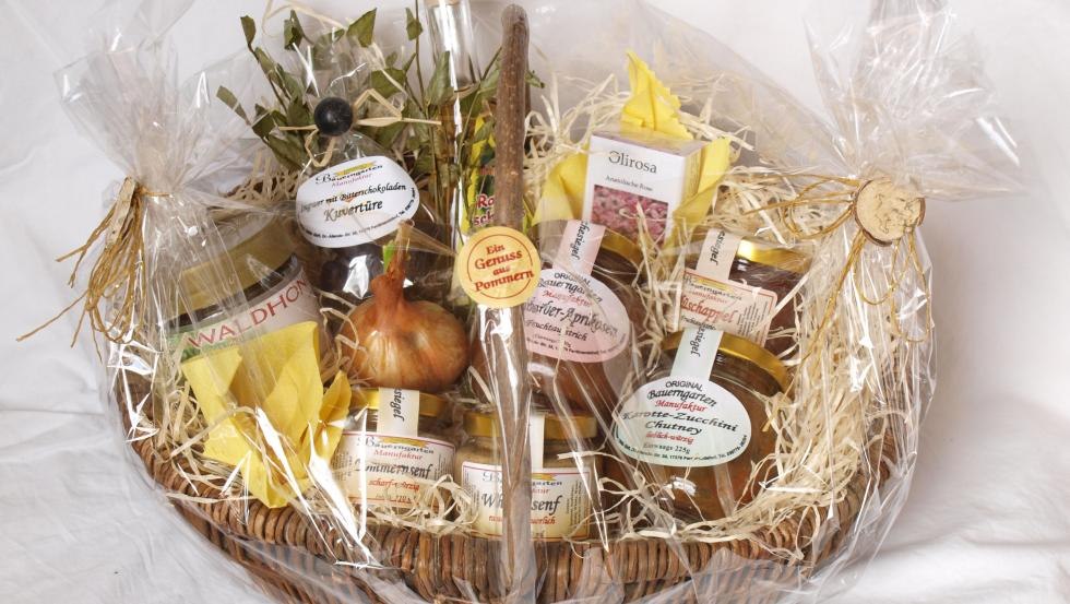 Pommernkorb gefüllt mit regionalen Produkten // © Original Bauerngarten Manufaktur Pommernkorb gefüllt mit regionalen Produkten // © Original Bauerngarten Manufaktur