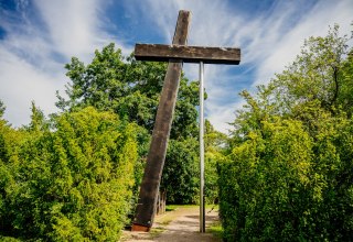Gestütztes Kreuz am Eingang zur Mahn- und Gedenkstätte Fünfeichen // © Christian Thiele Gestütztes Kreuz am Eingang zur Mahn- und Gedenkstätte Fünfeichen // © Christian Thiele