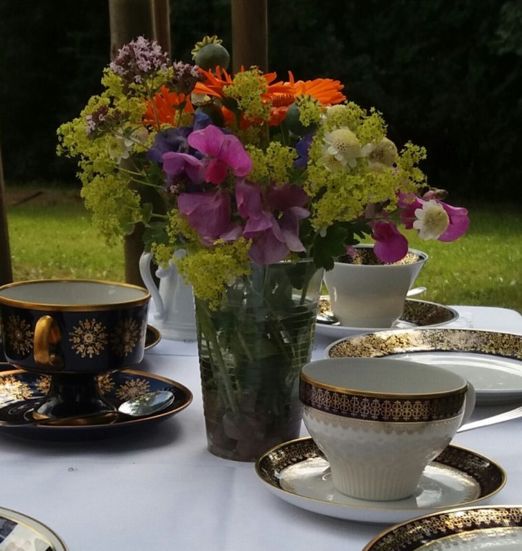 Bei liebevoll gedeckter Tafel miteinander ins Gespr&auml;ch kommen. // &copy; Anja Kretschmer