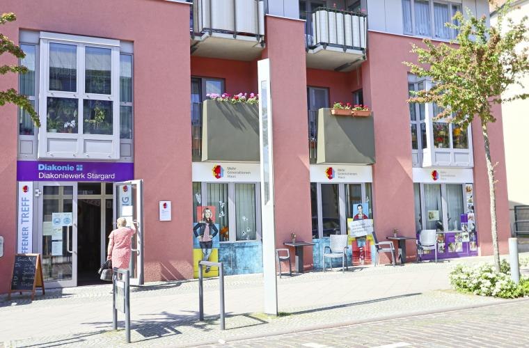 Buitenzicht vanaf de ingang van het meergeneratiehuis in Neustrelitz // &copy; Diakonie Neustrelitz