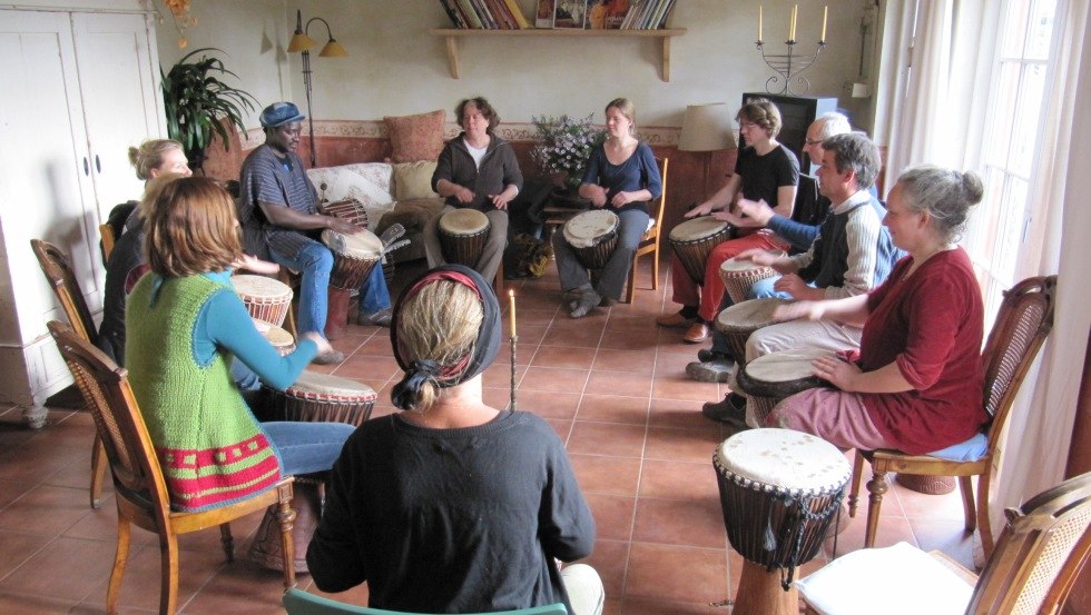 Bei einst&uuml;ndigen Trommelkursen k&ouml;nnen Sie Afrika live erleben // &copy; T&ouml;pferei Blue Mango