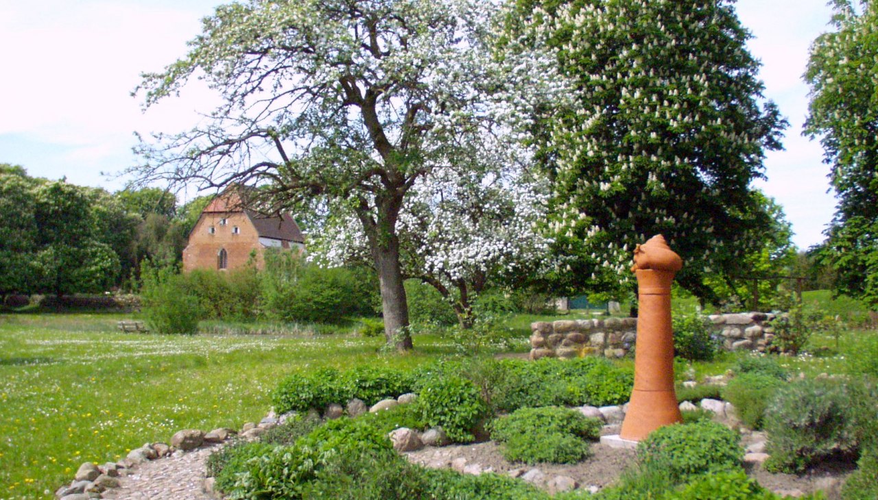 Kr&auml;uterschnecke und Rosengarten im Wiesenpark, &copy; F&ouml;rderverein der Heimat- und Kulturpflege Walkendorf