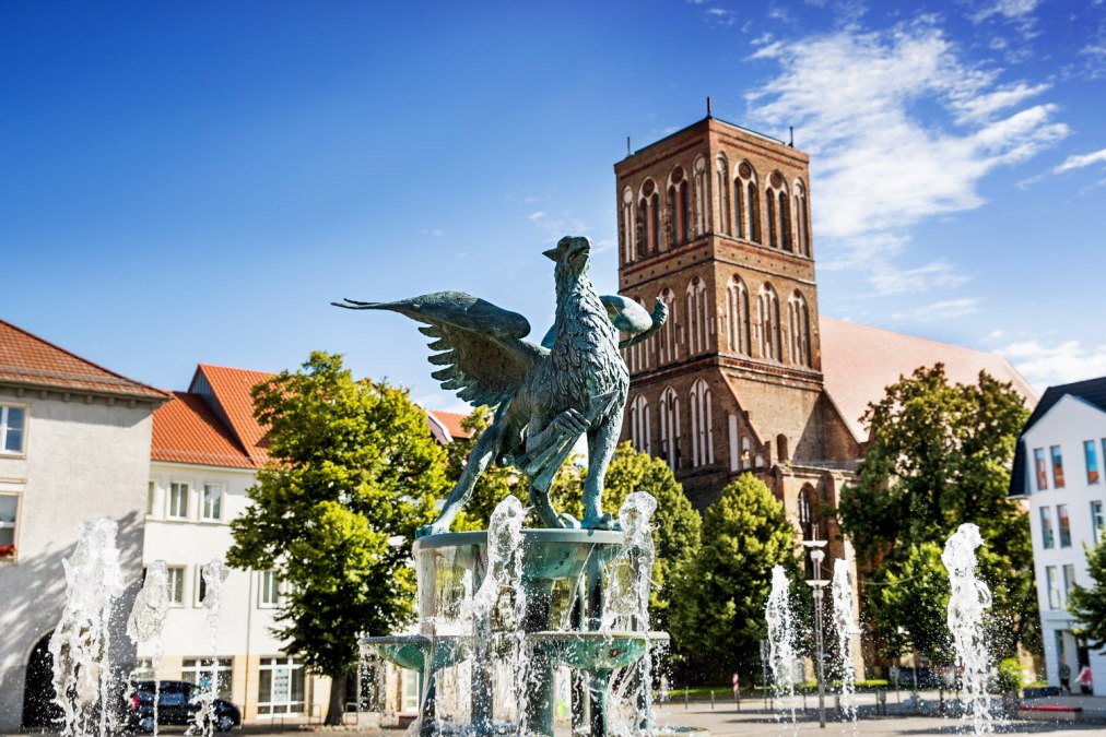 Marktplatz mit Brunnen und Nikolaikirche in der Hansestadt Anklam, © Hansestadt Anklam Marktplatz mit Brunnen und Nikolaikirche in der Hansestadt Anklam, © Hansestadt Anklam