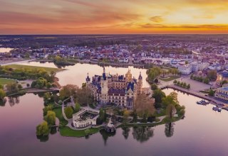 Traumhafte Lage: Schloss Scherin auf einer kleinen Insel im Schweriner See // &copy; SSGK MV / Timm Allrich
