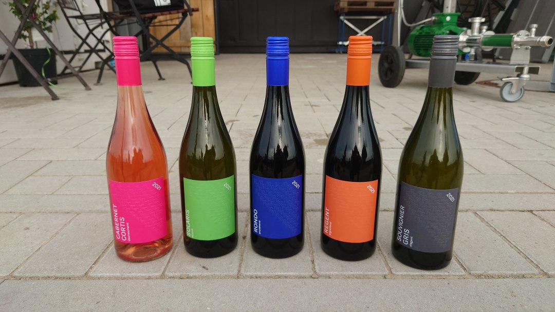 Das Sortiment. 2 Weiße ... 2 Rote ... 1 Rosé, © wein-mv.de Das Sortiment. 2 Weiße ... 2 Rote ... 1 Rosé, © wein-mv.de