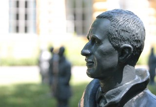 Die Berliner Bronzefigur des sitzenden Dichters, Schriftstellers, Bühnenautors und Theaterleiters Bertolt Brecht (1898-1956) // © Birgit Böllinger auf Pixabay Die Berliner Bronzefigur des sitzenden Dichters, Schriftstellers, Bühnenautors und Theaterleiters Bertolt Brecht (1898-1956) // © Birgit Böllinger auf Pixabay