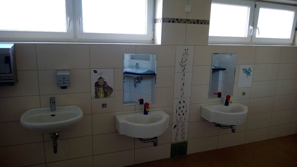 Sanit&auml;rbereich mit Kinderwaschbacken, &copy; Peenecamp