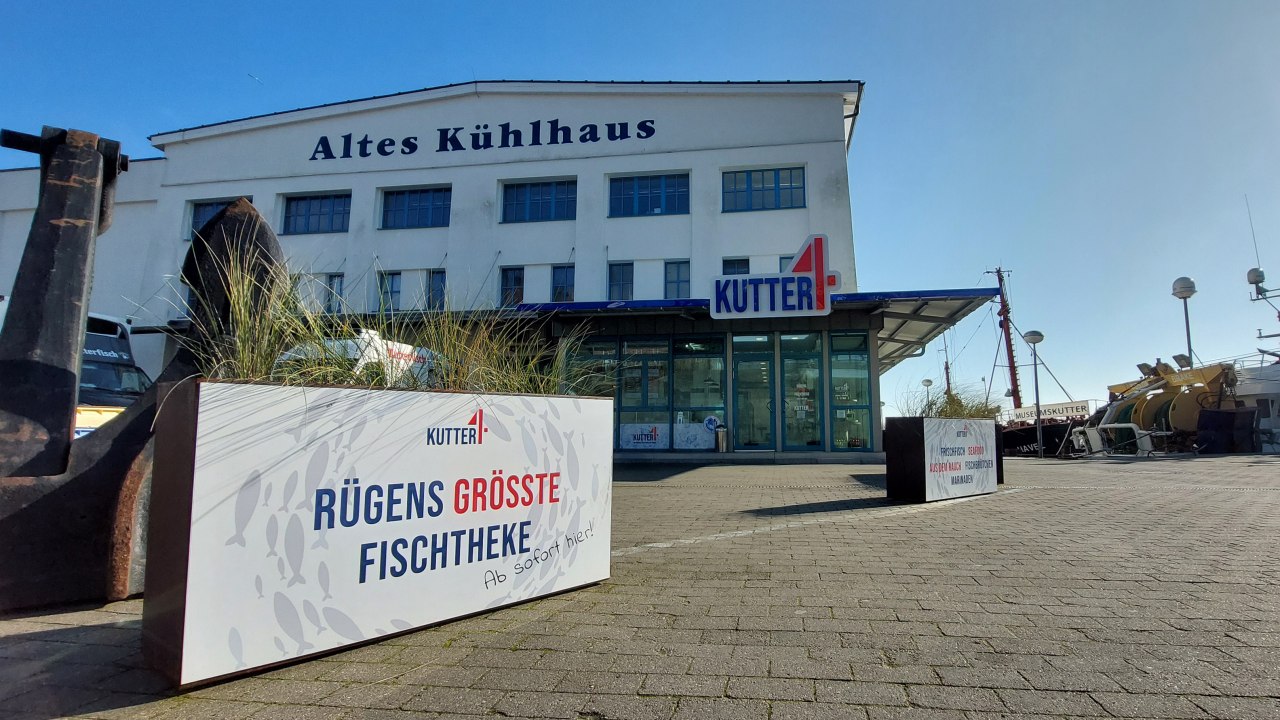 Kutter 4 - Im Alten K&uuml;hlhaus, direkt an der Kaikante des Sassnitzer Stadthafens // &copy; Kutter- und K&uuml;stenfisch R&uuml;gen GmbH