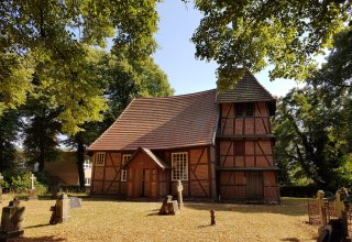 Die Dorfkirche in Matzlow mit dem charakteristischen Glockenturm. // &copy; Foto: Lewitz e.V.
