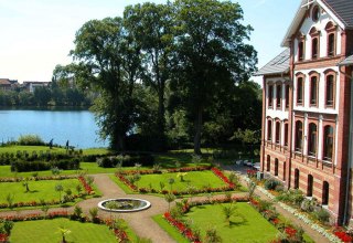 Das Hotel Am Tiefwarensee liegt in einer Parklandschaft und einem großen Schaugarten. // © Torsten Rassmann Das Hotel Am Tiefwarensee liegt in einer Parklandschaft und einem großen Schaugarten. // © Torsten Rassmann