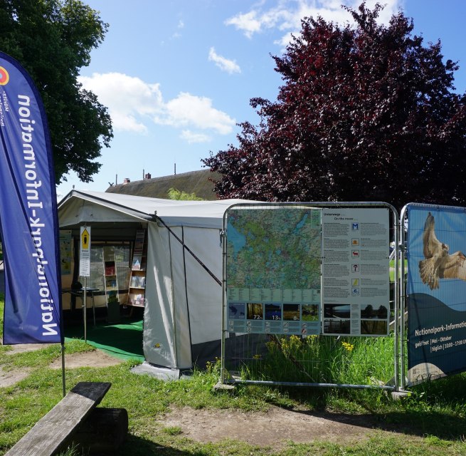 Während der Sanierung des Gutshauses befindet sich die Info in einem Campingwagen. // © Wiebke Döbbert Während der Sanierung des Gutshauses befindet sich die Info in einem Campingwagen. // © Wiebke Döbbert