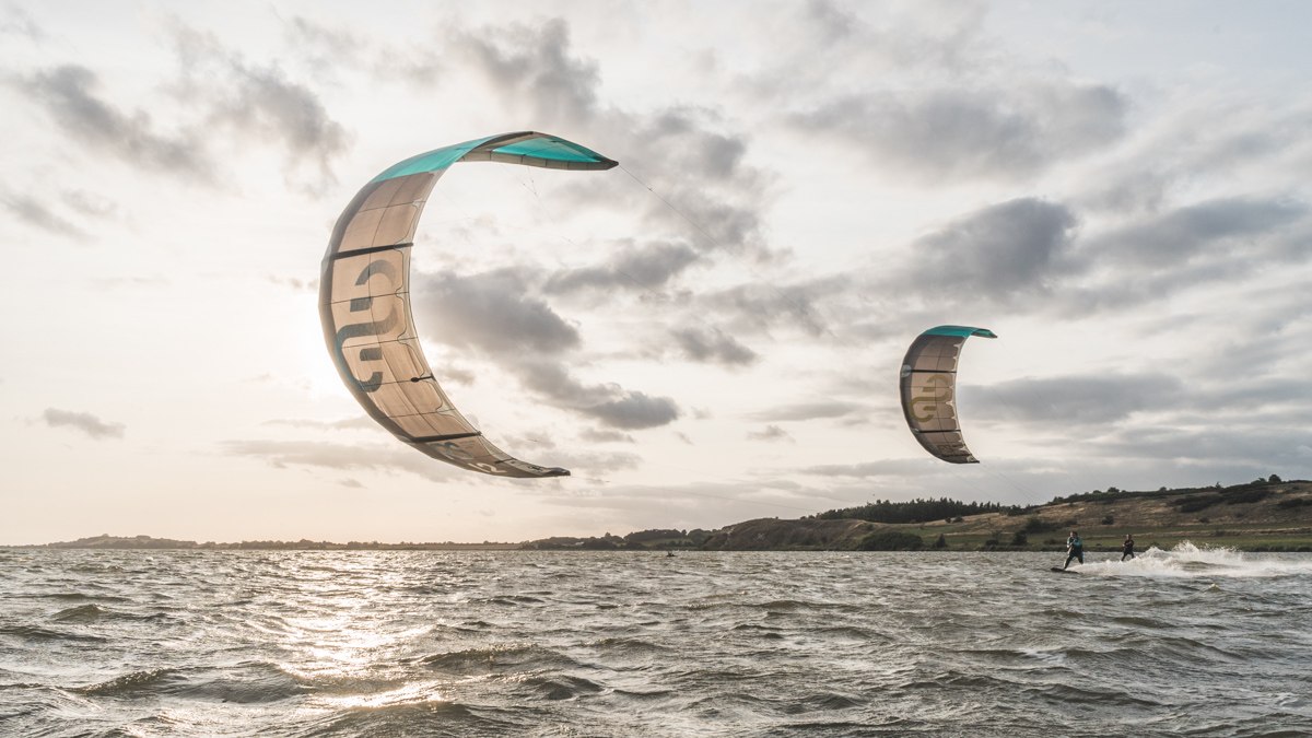 Kitesurfer bij zonsondergang // &copy; ProBoarding