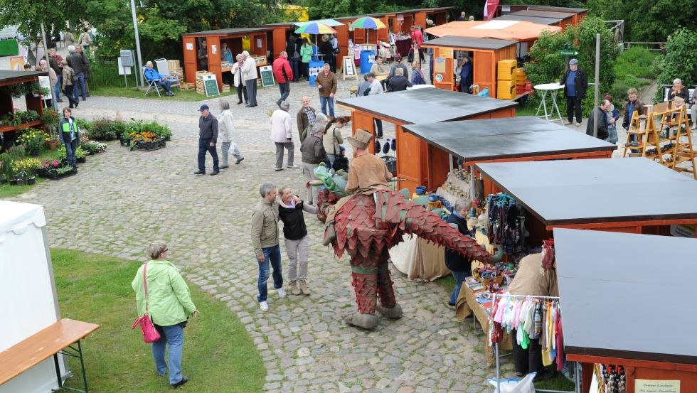 An jedem ersten Sonntag in der Saison werden auf dem Biosphäre-Schaalsee-Markt vor dem PAHLHUUS Produkte aus der Region angeboten // © MV-T/Foto@Andreas-Duerst.de An jedem ersten Sonntag in der Saison werden auf dem Biosphäre-Schaalsee-Markt vor dem PAHLHUUS Produkte aus der Region angeboten // © MV-T/Foto@Andreas-Duerst.de