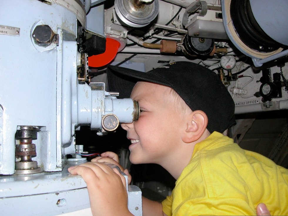 Timi am Periskop. // &copy; Erlebniswelt U-Boot GmbH