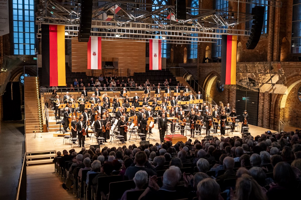 Neubrandenburger Philharmonie spielt anlässlich des Tag des Deutschen Einheit in der Konzertkirche // © Vier-Tore-Stadt Neubrandenburg Neubrandenburger Philharmonie spielt anlässlich des Tag des Deutschen Einheit in der Konzertkirche // © Vier-Tore-Stadt Neubrandenburg