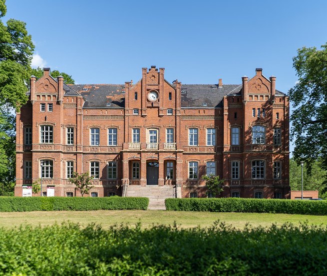 Bei der Einfahrt über Kopfsteinpflaster erblicken Sie das Schloss Alt Sammit in seiner Pracht // © Schloss Alt Sammit/ K.H.Kleinpeter Bei der Einfahrt über Kopfsteinpflaster erblicken Sie das Schloss Alt Sammit in seiner Pracht // © Schloss Alt Sammit/ K.H.Kleinpeter