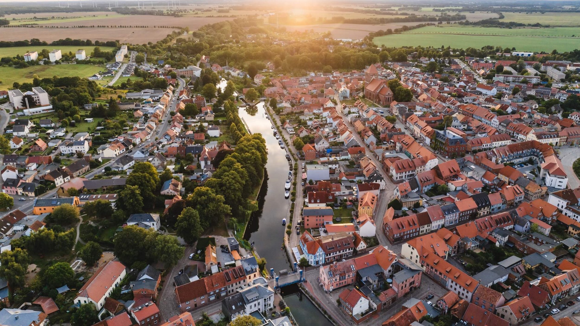 Blick aus der Luft auf die Stadt Plau am See zum Sonnenuntergang. Im Zentrum ist die Hubbr&uuml;cke zu sehen.
