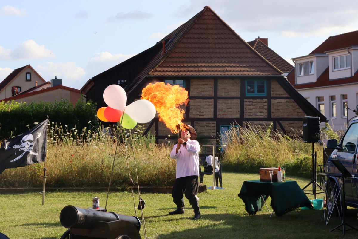 Vuurkunstenaar kapitein Heinrich Tarnewitz in actie // &copy; Sabine St&ouml;ckmann