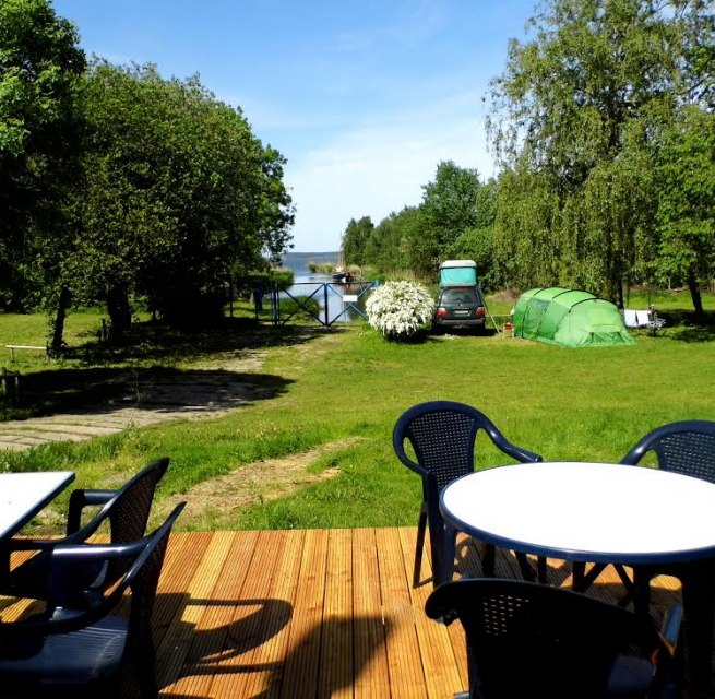 Mit Blick auf den Stichkanal l&auml;sst sich&rsquo;s gut sein auf der Terrasse // &copy; Naturcampingplatz Lassan
