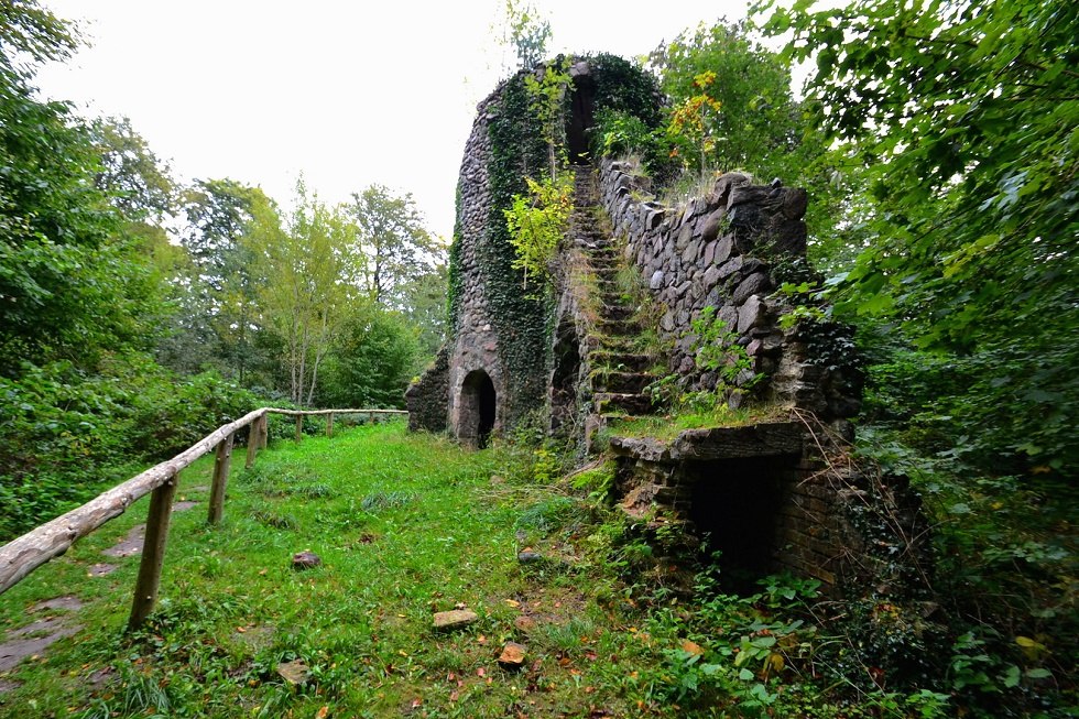 Malerische Ruine des Wasserturmes im Waldpark Semper. // © Tourismuszentrale Rügen Malerische Ruine des Wasserturmes im Waldpark Semper. // © Tourismuszentrale Rügen