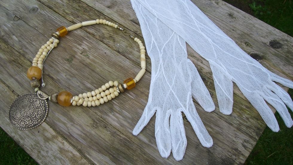 lange Tüllhandschuhe, © Renate Neuwirth lange Tüllhandschuhe, © Renate Neuwirth