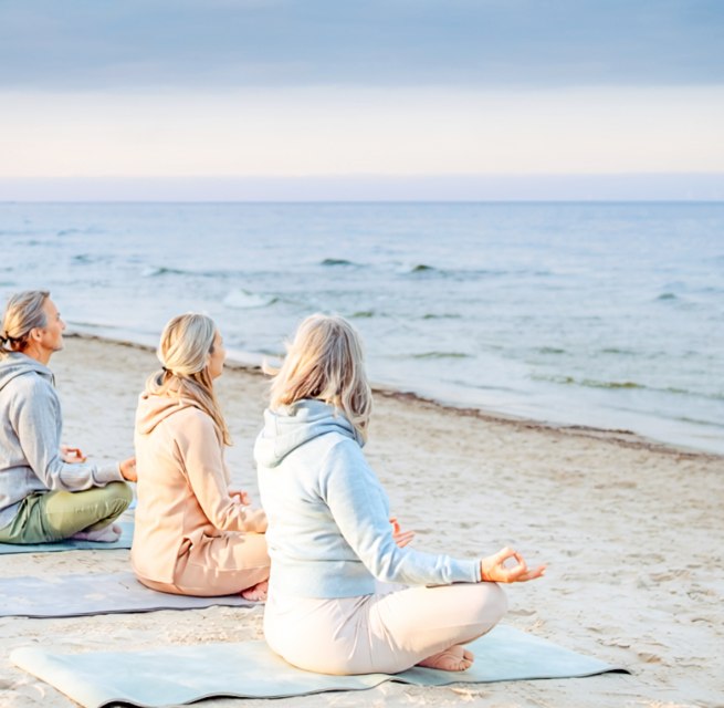 Meditation am Strand | Symbolfoto // &copy; Adobe Firefly (KI-generiert)
