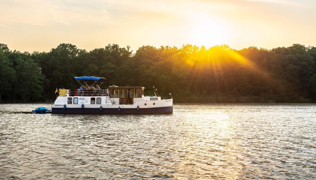 Gl&uuml;cklich gleiten die Freunde in den Mecklenburgischen Sonnenuntergang hinein // &copy; MV-T/Tiemann